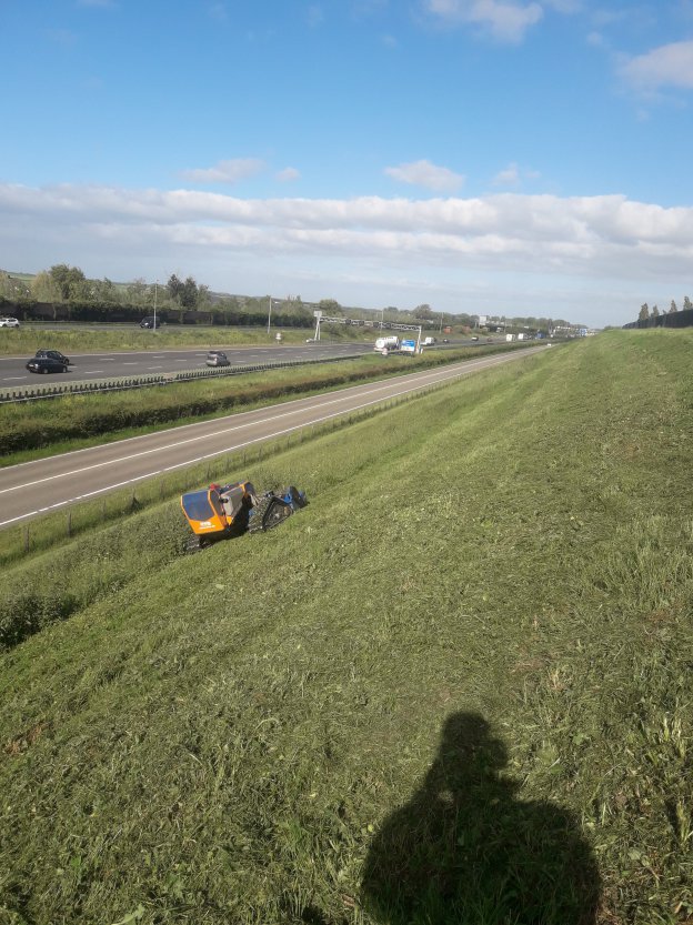 Bermbeheer & wegbermmaaien — Van der Hoef Groen & Techniek in actie