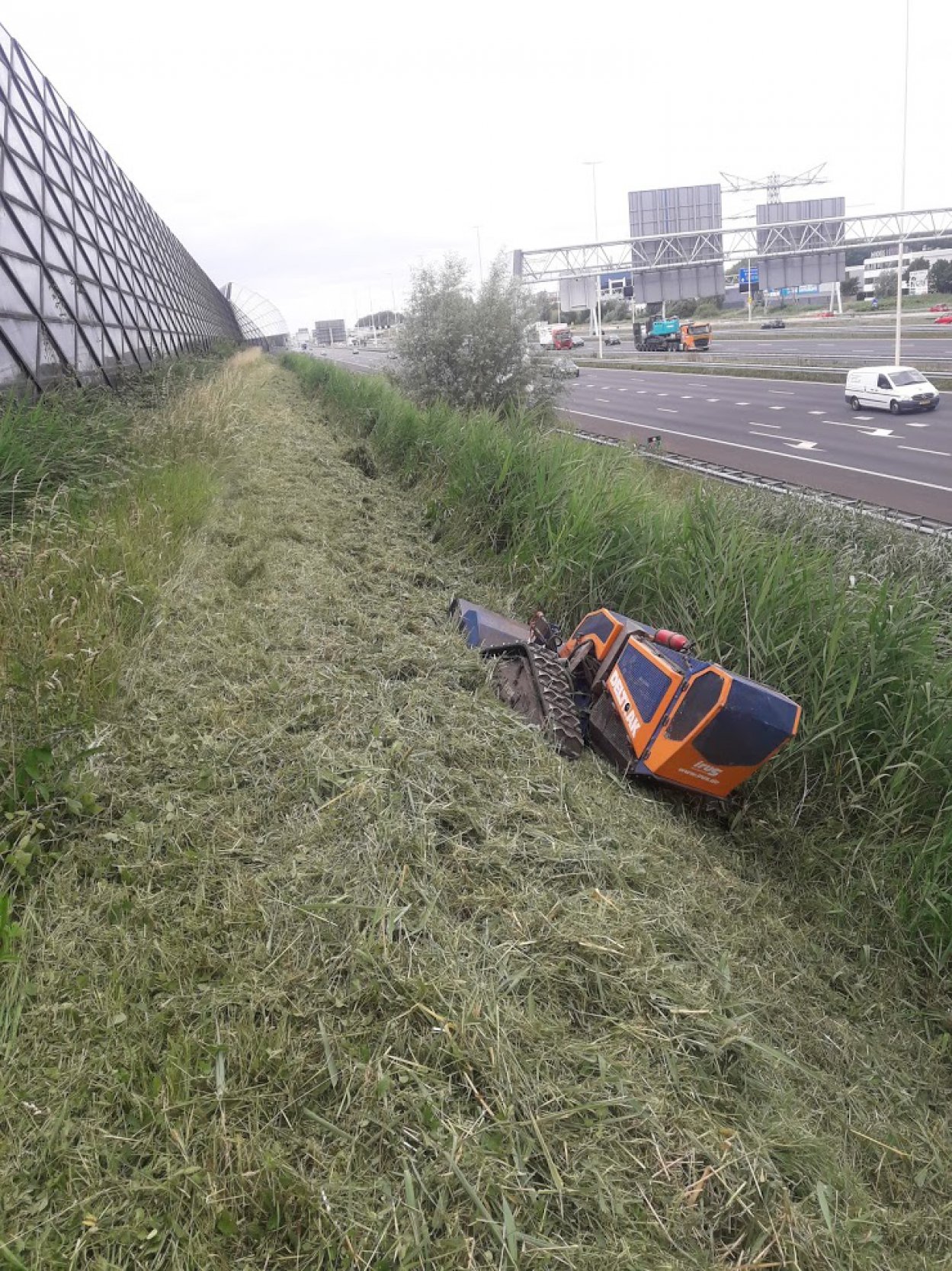 Bermwerk langs snelweg